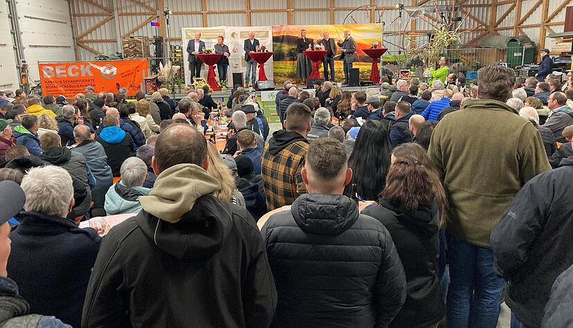 Zahlreiche Besucher bei einer Podiumsdiskussion von "Land schafft Verbindung" vor der Landtagswahl