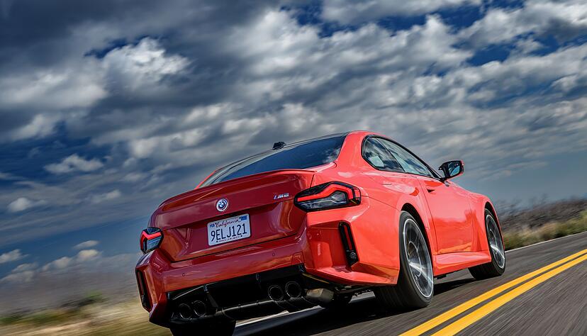 Dank seines Heckantriebs und der guten Abstimmung hat der BMW M2 auch bei sehr hohem Tempo eine ideale Straßenlage. Dank seines Heckantriebs und der guten Abstimmung hat der BMW M2 auch bei sehr hohem Tempo eine ideale Straßenlage.