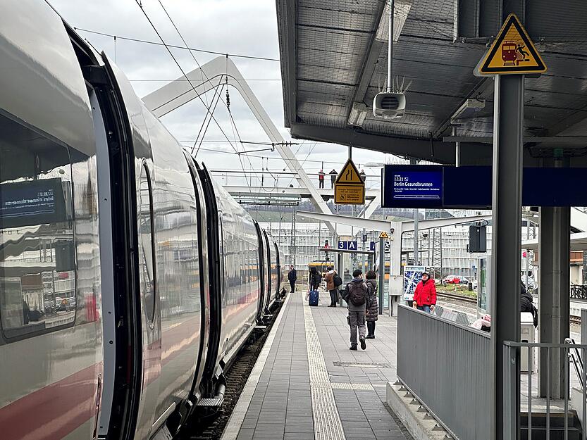 Pünktlich um 12.06 Uhr fährt der ICE nach Berlin ab.