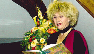 Mit einem Abend voller „Menschen, Paare, schräger Vögel“ hat Hanna Leybrand im Bad Rappenauer Wasserschloss ihr Publikum begeistert.
Foto: Karoline Beck Mit einem Abend voller „Menschen, Paare, schräger Vögel“ hat Hanna Leybrand im Bad Rappenauer Wasserschloss ihr Publikum begeistert.
Foto: Karoline Beck