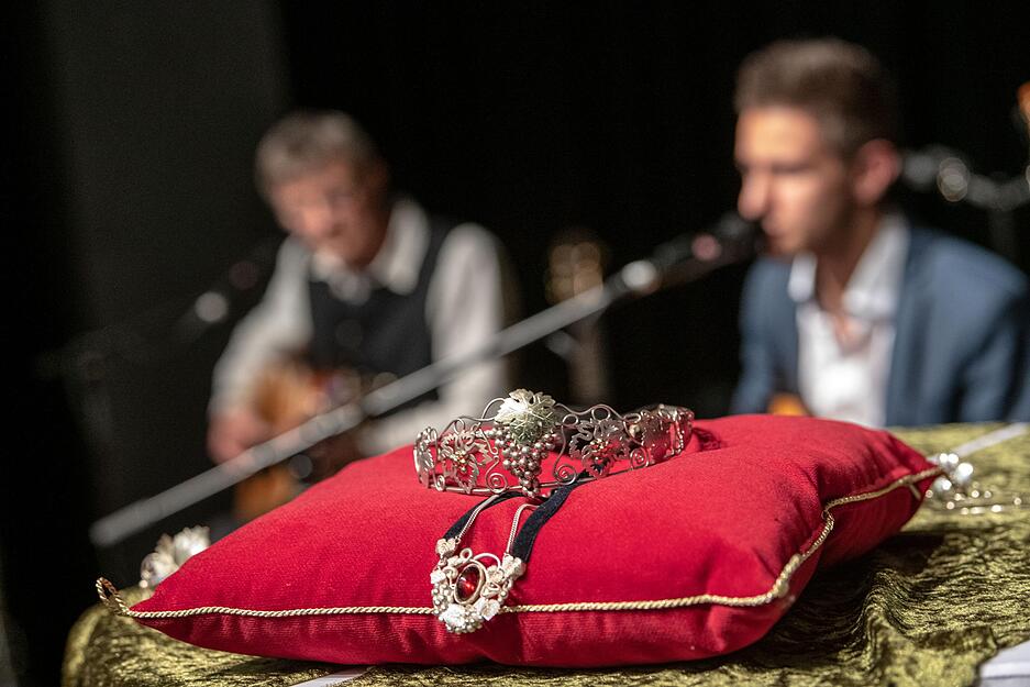 Während der Spielshow ruhte die Krone auf einem Samtkissen. Seit Carolin Klöckner Ende September zur neuen Deutschen Weinkönigin gewählt wurde, war das Amt der Württemberger Weinregentin vakant.