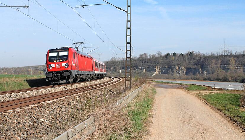 Die Privatkellerei Eberbach-Sch&auml;fer m&ouml;chte einen Freifl&auml;chen-Photovoltaik-Park im Riedergraben entlang der Bahnlinie auf den Weg bringen.