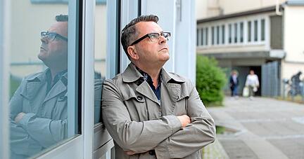 "Der gute Witz braucht eine gewisse intellektuelle Unterf&uuml;tterung, sonst ist er einfach nur Comedy oder Slapstick  &minus; wogegen nichts einzuwenden ist": Oliver Maria Schmitt.