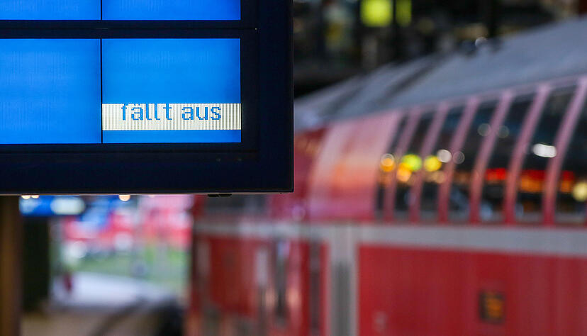 Derzeit herrscht wegen Zugausfällen am Stuttgarter Hauptbahnhof Chaos. Derzeit herrscht wegen Zugausfällen am Stuttgarter Hauptbahnhof Chaos.