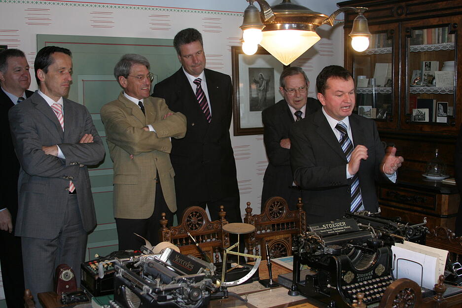 Das Bauspar-Museum der Bausparkasse Wüstenrot im Georg-Kropp-Haus in der Haller Straße 3 in Wüstenrot ist zehn Jahre alt. Aufnahme aus dem Jahr 2006. Museumskurator Christoph Seeger erläutert den Geburtstagsgästen im Bauspar-Museum welche „Reliquien“ dem Bausparkassengründer Georg Kropp persönlich zuzuordnen sind.