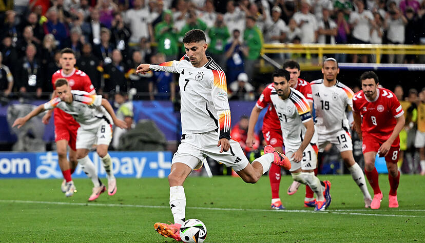 Kai Havertz verwandelt den Elfmeter zum 1:0 für Deutschland gegen Dänemark. Kai Havertz verwandelt den Elfmeter zum 1:0 für Deutschland gegen Dänemark.