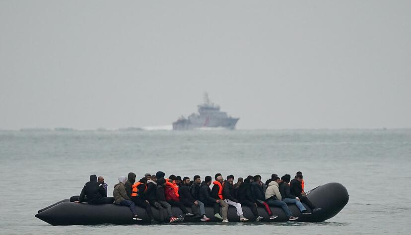 Mahmood geht es bei der Reform vor allem um Menschen, die mit kleinen Booten über den Ärmelkanal nach Großbritannien gelangen wollen. (Archivbild) Mahmood geht es bei der Reform vor allem um Menschen, die mit kleinen Booten über den Ärmelkanal nach Großbritannien gelangen wollen. (Archivbild)