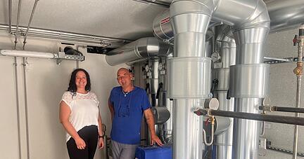 Bei Marlene Luft laufen im Rathaus alle F&auml;den zum Thema Nahw&auml;rme zusammen. Was die Technik betrifft, ist Harald Fortwingel der Mann f&uuml;r alle F&auml;lle. Auch die Pelletanlage beim Freibad geh&ouml;rt zum Zust&auml;ndigkeitsbereich des Duos.
Foto: Claudia Kostner