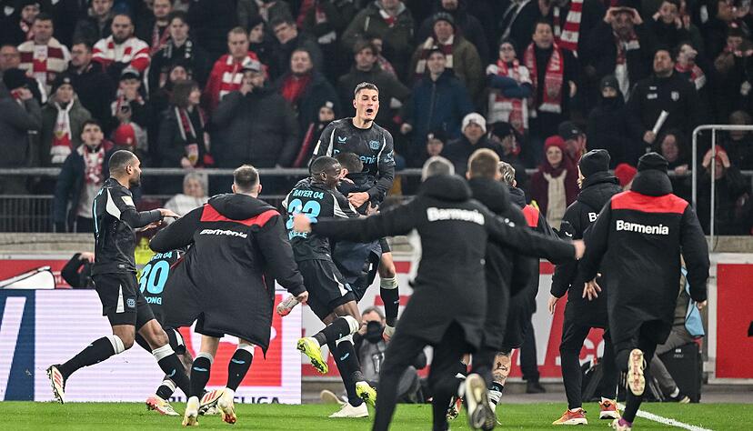 Entfesselte Leverkusener bejubeln den sp&auml;ten 4:3-Sieg in Stuttgart.
