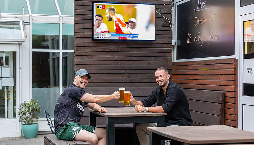 Auch im Freien k&ouml;nnen Fu&szlig;ball-Fans in Jonnys Sportsbar in Heilbronn das Supercoup-Spiel verfolgen.