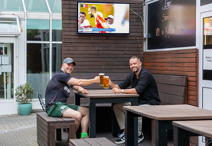 Auch im Freien k&ouml;nnen Fu&szlig;ball-Fans in Jonnys Sportsbar in Heilbronn das Supercoup-Spiel verfolgen.