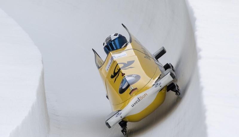 Bobpilotin Stephanie Schneider rast durch den Eiskanal.
