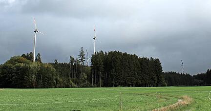 Mehrere Windräder stehen auf Wildpoldsrieder Gemarkung. An allen sind die Bürger beteiligt und profitieren finanziell von den Anlagen.