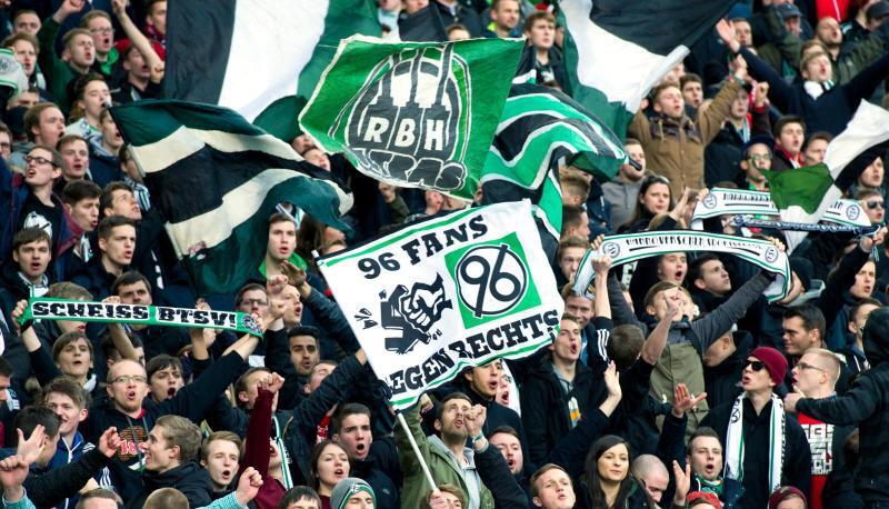 Einige Anhänger von Hannover 96 fühlten sich bei der Ticketausgabe ungerecht behandelt. Foto: Bernd von Jutrczenka Einige Anhänger von Hannover 96 fühlten sich bei der Ticketausgabe ungerecht behandelt. Foto: Bernd von Jutrczenka