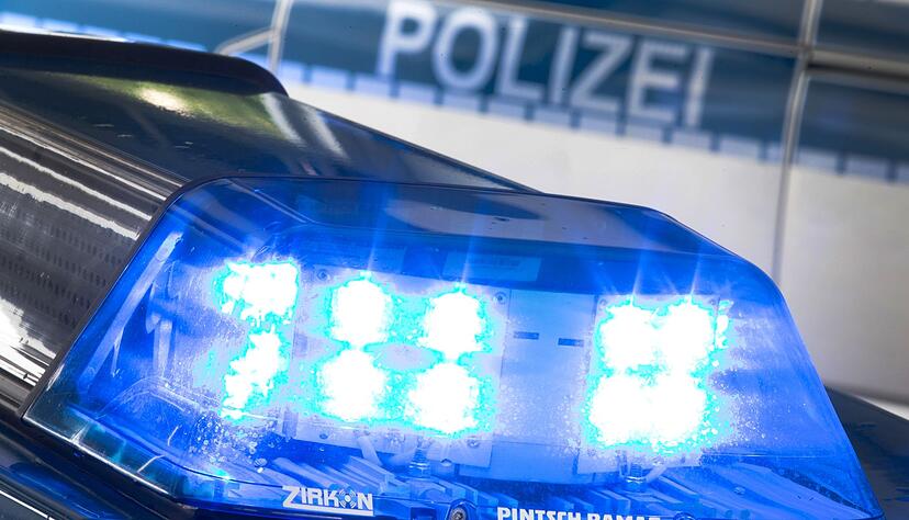 Ein Blaulicht leuchtet auf dem Dach eines Polizeiwagens. Ein Blaulicht leuchtet auf dem Dach eines Polizeiwagens.