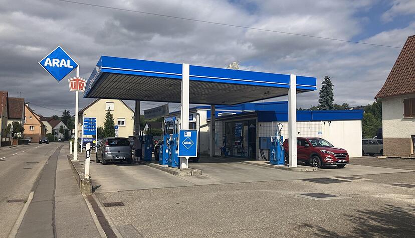 Ein 25-J&auml;hriger forderte in der Aral-Tankstelle in Lauffen Geld und bedrohte die Betreiberin mit einem Messer. Ein Zeuge verfolgte den fl&uuml;chtenden T&auml;ter.