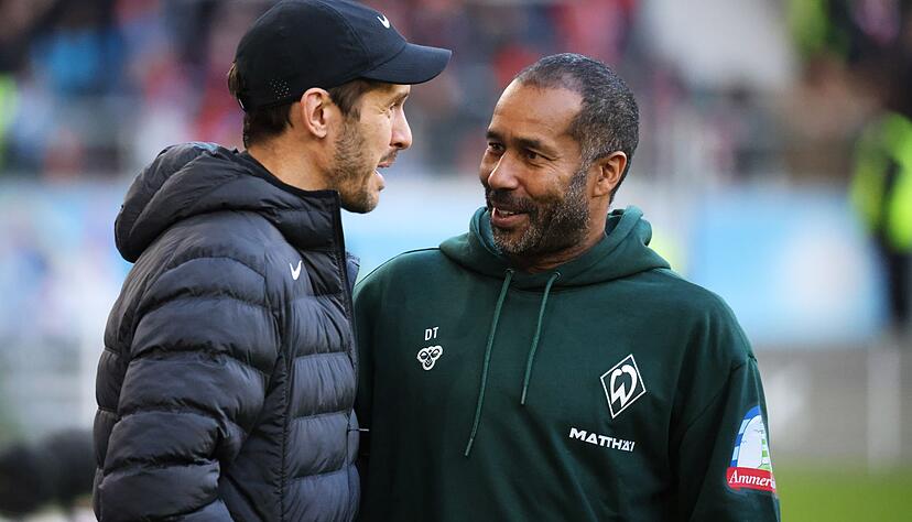 Lockerer Plausch vor dem Spiel: Werders Neu-Trainer Thioune (r) und sein Freiburger Kollege Schuster.