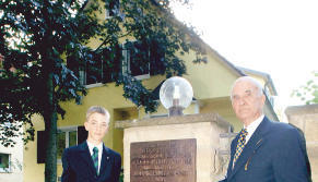 Otto Rettenmaier und Enkel Urs enthüllen an der Lerchenstraße, gegenüber dem Landratsamt, eine Gedenktafel für Theodor Heuss. (Foto: Dittmar Dirks)