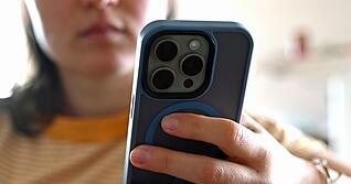 Online-Anzeigen mit dem Kürzel „TG-T“ locken Minderjährige in gefährliche Situationen: Hinter harmlos wirkenden Angeboten verbergen sich sexuelle Ausbeutung und Missbrauch.