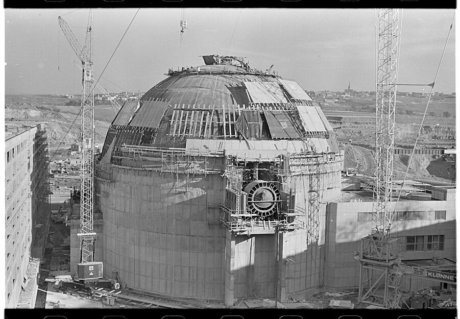 Im Dezember 1973 ist der Bau des Reaktorgebäude von GKN I bereits weit fortgeschritten. Es wurde so konstruiert, dass es Abstürzen leichter Flugzeuge standhalten kann. So robust wie die Kuppel von GKN II war es allerdings nicht. Hermann Eisenmenger/HSt/Stadtarchiv