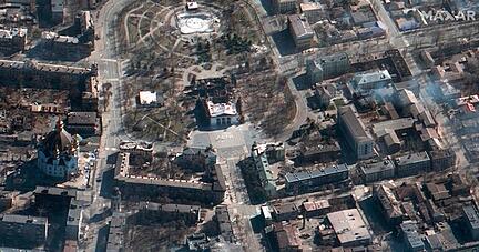 Das Satellitenbild zeigt die Folgen des Luftangriffs auf das Theater von Mariupol im S&uuml;dosten der Ukraine. Am Mittwoch zerst&ouml;rte ein Bombenabwurf das Theater, in dem Menschen Schutz suchten, weitgehend.