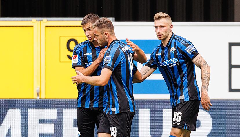 Die Paderborner um Marvin Pieringer, Dennis Srbeny und Felix Platte (l-r) sind wieder Tabellenf&uuml;hrer.