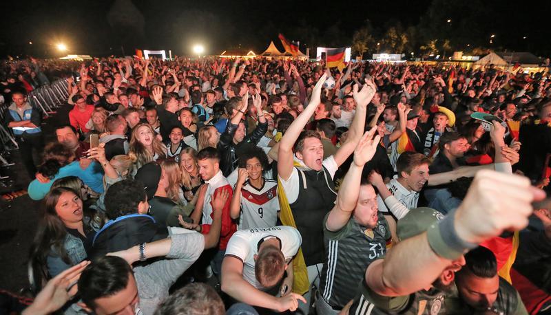 Ob die DFB-Elf in Zukunft noch auf der Theresienwiese, wie hier beim EM-Spiel Deutschland - Italien, bejubelt werden kann, ist fraglich. Foto: Sawatzki Ob die DFB-Elf in Zukunft noch auf der Theresienwiese, wie hier beim EM-Spiel Deutschland - Italien, bejubelt werden kann, ist fraglich. Foto: Sawatzki