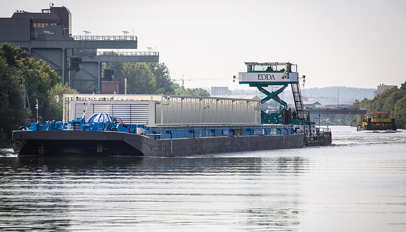 Die Schubboote Edda und Ronja und der Lastdrager 40 zum Transport von Castoren fahren am 04. September 2017 auf dem Neckar am EnBW Heizkraftwerk in Heilbronn vorbei. Das Ziel der noch unbeladenen Schiffe ist das Kernkraftwerk in Obrigheim. Foto: Christoph Schmidt/dpa