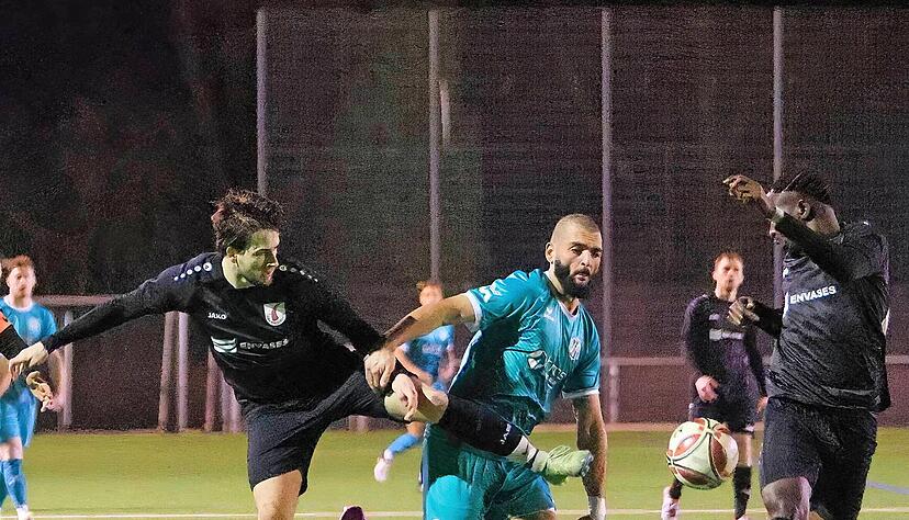 VfR-Neuzugang S&uuml;leyman Bilgi (Mitte) wird von Pascal Steigauf und Mansour Ceesay (rechts) bek&auml;mpft. Die Pfedelbacher machten die R&auml;ume eng, doch Heilbronn gewann das Flutlichtspiel am Mittwoch mit 2:1.
Foto: Marc Schmerbeck