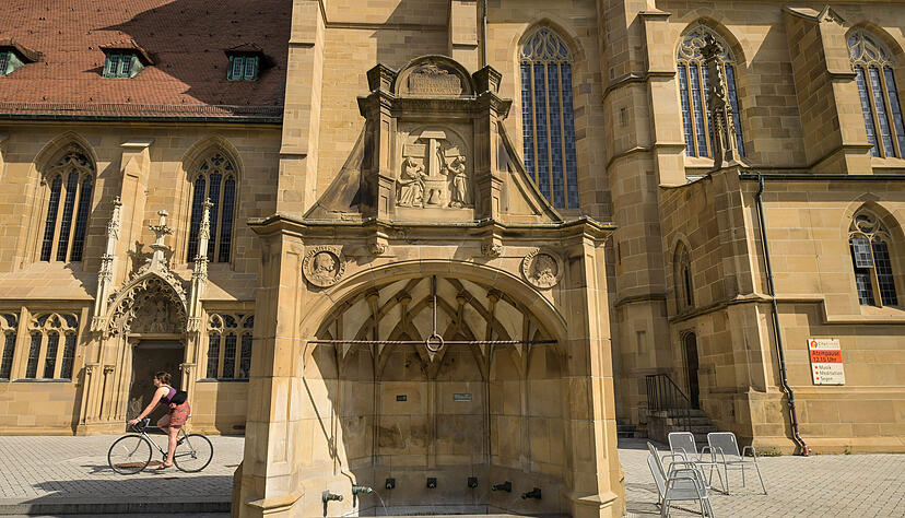Neben der Kiliaskirche steht er: Der Siebenröhrenbrunnen. Bevor er im 19. Jahrhundert eingeebnet und einige Jahre später neugebaut wurde, maß er 18,9 auf sechs Meter. Neben der Kiliaskirche steht er: Der Siebenröhrenbrunnen. Bevor er im 19. Jahrhundert eingeebnet und einige Jahre später neugebaut wurde, maß er 18,9 auf sechs Meter.