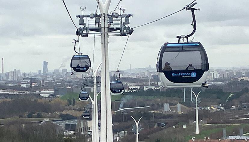 Bis zu 40 Meter hoch schwebt die Seilbahn C1 &uuml;ber Vororte im S&uuml;dosten von Paris.