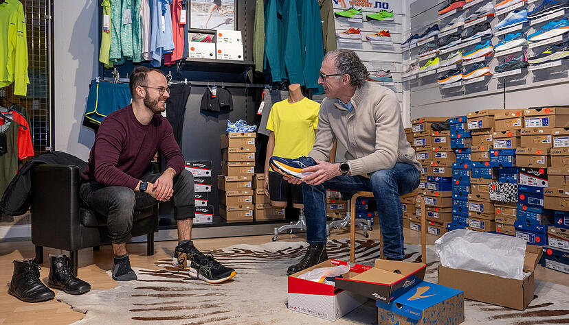 Andi Wenz (rechts) berät Daniel Herold in seinem Heilbronner Sportgeschäft zu den passenden Laufschuhmodellen. Andi Wenz (rechts) berät Daniel Herold in seinem Heilbronner Sportgeschäft zu den passenden Laufschuhmodellen.