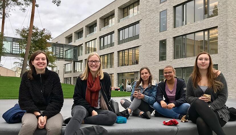 Gespanntes Warten: Isabell Gövert (von links), Lena Mayer, Valeria Ostranin, Joana Hoffmann und Lydia Zimmermann. Foto: Christian Gleichauf Gespanntes Warten: Isabell Gövert (von links), Lena Mayer, Valeria Ostranin, Joana Hoffmann und Lydia Zimmermann. Foto: Christian Gleichauf