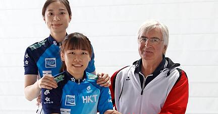 Rolf Halter mit Hiu Shuen Wong (hinten) und Ka Man So.
Foto: Marc Schmerbeck Rolf Halter mit Hiu Shuen Wong (hinten) und Ka Man So.
Foto: Marc Schmerbeck