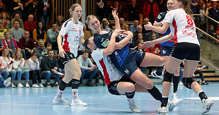 Für Kim Hinkelmann (Mitte) und die Sport-Union Neckarsulm gab es gegen Bayer Leverkusen über den Kreis kein Durchkommen.