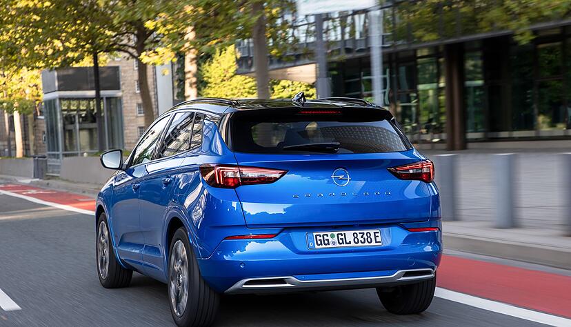 Welchen h&auml;tten S' denn gern? Im Angebot sind Grandland mit Benzin- Diesel- oder mit Plug-in-Hybrid-Antrieb (Foto).