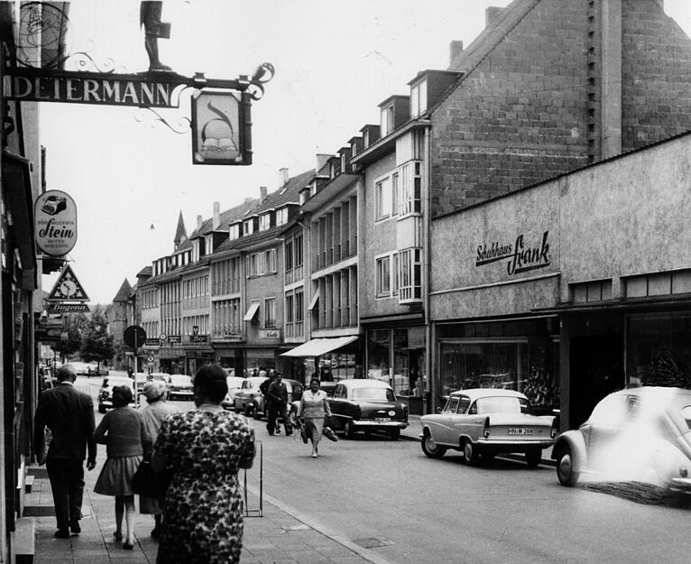 Die Kirchbrunnenstraße in den 1960er Jahren. Die Kirchbrunnenstraße in den 1960er Jahren.