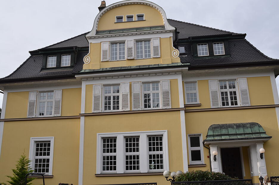 Die Villa Mayer in der Gutenbergstraße wurde 1912 von Theodor Moosbrugger für den Fabrikanten Ernst Mayer errichtet, der 1877 die Briefhüllenfabrik Mayer gegründet hatte. Die Villa Mayer in der Gutenbergstraße wurde 1912 von Theodor Moosbrugger für den Fabrikanten Ernst Mayer errichtet, der 1877 die Briefhüllenfabrik Mayer gegründet hatte.