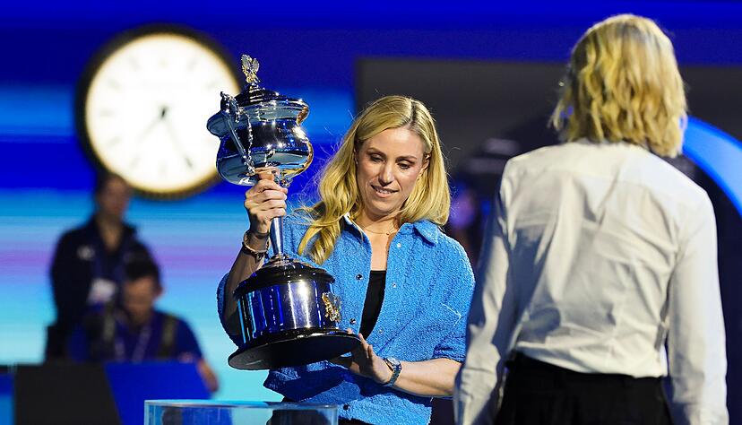 Vor den Frauen-Halbfinals brachte Angelique Kerber den Siegerpokal in die Rod Laver Arena.