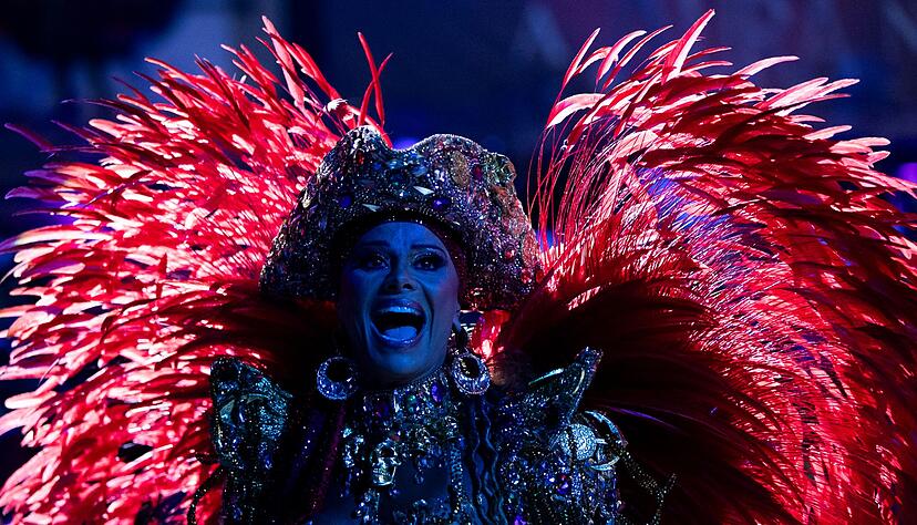 Die Top-Schulen begeisterten die Zuschauer mit funkelnden Kost&uuml;men und mitrei&szlig;enden Trommelschl&auml;gen.