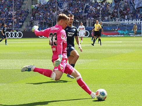 Alexander N&uuml;bel: Bitterer Tag f&uuml;r N&uuml;bel. Mehrere Gegentore, bei denen er chancenlos ist. Und dennoch einige starke Parade. N&uuml;bel hielt den VfB im Spiel.  Note: 2,5