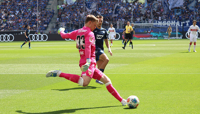 Alexander N&uuml;bel: Bitterer Tag f&uuml;r N&uuml;bel. Mehrere Gegentore, bei denen er chancenlos ist. Und dennoch einige starke Parade. N&uuml;bel hielt den VfB im Spiel.  Note: 2,5