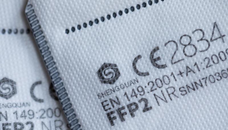 FFP2 Masken mit CE-Zertifizierung liegen auf einem Tisch. FFP2 Masken mit CE-Zertifizierung liegen auf einem Tisch.