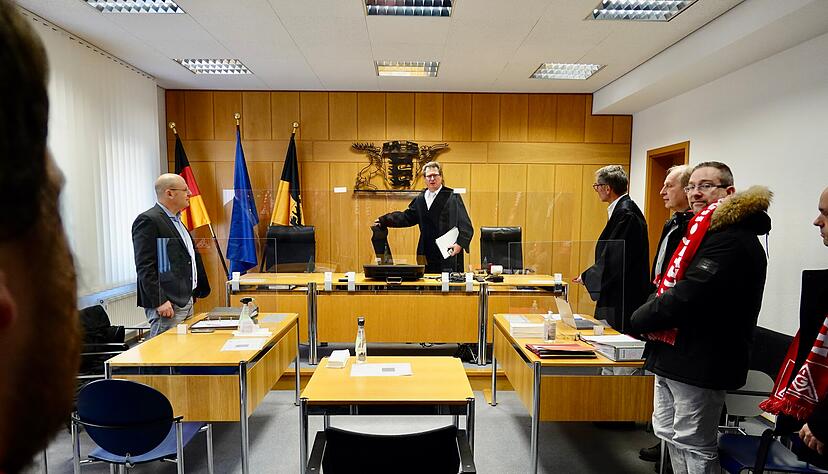 200 Mitarbeiter von EBM-Papst klagen gegen die vereinbarte unbezahlte Mehrarbeit: Gütetermin vor dem Arbeitsgericht Crailsheim. 200 Mitarbeiter von EBM-Papst klagen gegen die vereinbarte unbezahlte Mehrarbeit: Gütetermin vor dem Arbeitsgericht Crailsheim.