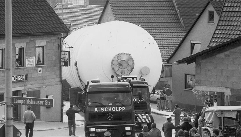 Zusammengestellt von Archiv und Dokumentation der Heilbronner Stimme - März 1989: Maßarbeit ist in Hardthausen beim Schwertransport für eine Luft- und Raumfahrtforschungsanlage in Lampoldshausen gefordert.