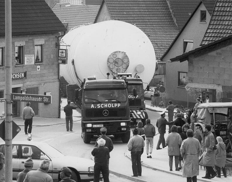 Zusammengestellt von Archiv und Dokumentation der Heilbronner Stimme - März 1989: Maßarbeit ist in Hardthausen beim Schwertransport für eine Luft- und Raumfahrtforschungsanlage in Lampoldshausen gefordert.