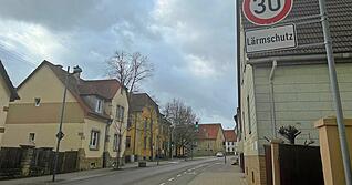 Lärm lässt sich oft mit einfachen Eingriffen verrongern: In der Heinsheimerstraße in Bad Rappenau darf nur noch einseitig geparkt werden.
Foto: Archiv/Plapp-Schirmer