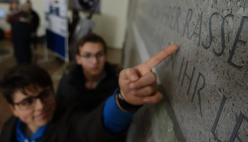 Jian Nabipour (links) und Rouven Senghaas vom Elly-Heuss-Knapp-Gymnasium an der Inschrift. Fotos: Gleichauf Jian Nabipour (links) und Rouven Senghaas vom Elly-Heuss-Knapp-Gymnasium an der Inschrift. Fotos: Gleichauf