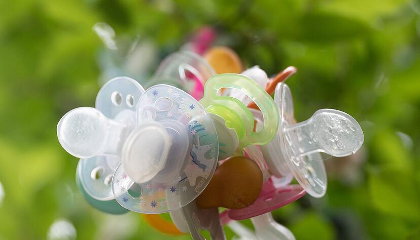 Ist das Kind selbst bereit Bye bye zum Nuckel zu sagen, ist der richtige Zeitpunkt, dass er etwa an den Schnullerbaum der Kita kommt.