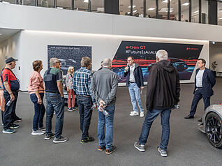 Besucher erleben die Fertigung des Audi E-Tron GT in den Böllinger Höfen in Heilbronn.
